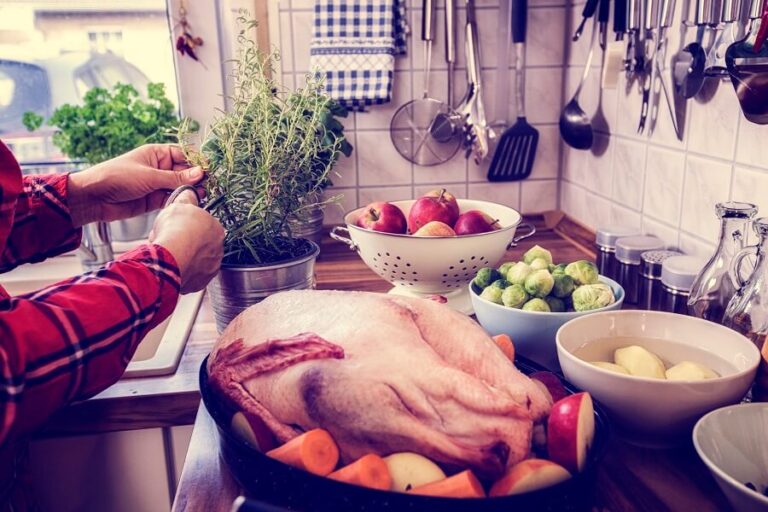 Boucheries et Ferme biologiques Saint Vincent prepping the turkey 768x512
