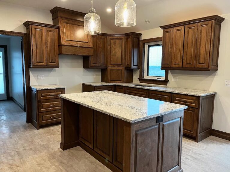 Cinnamon Cabin dark kitchen 768x576