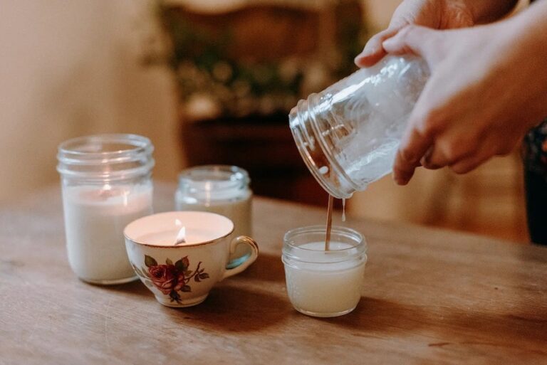 Les Mauvaises Herbes making candles 768x513