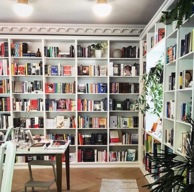 Librairie Saint Henri Books sigh 768x760